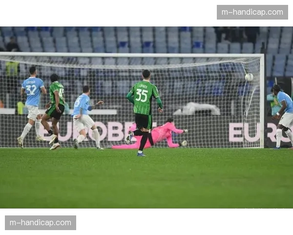 场边趣闻：门兴的小球童精准地将球抛给己方快发边线球的球员