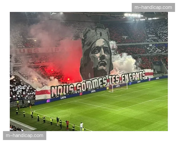 镜头捕捉：看台上西班牙国家队主帅德拉富恩特考察皇马小将