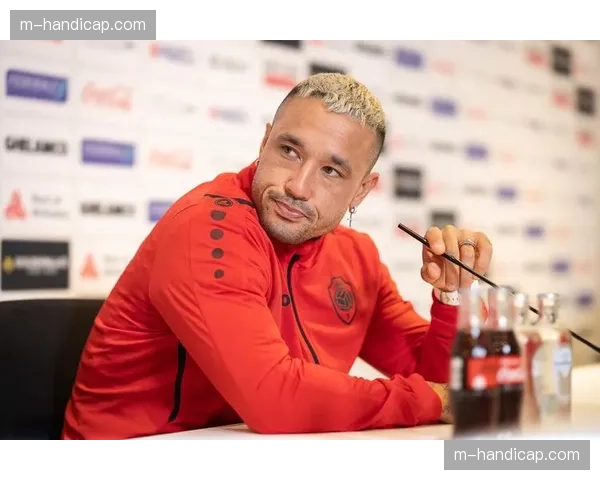 特写：39岁汉达诺维奇在热那亚替补席，专注观看球队防守训练